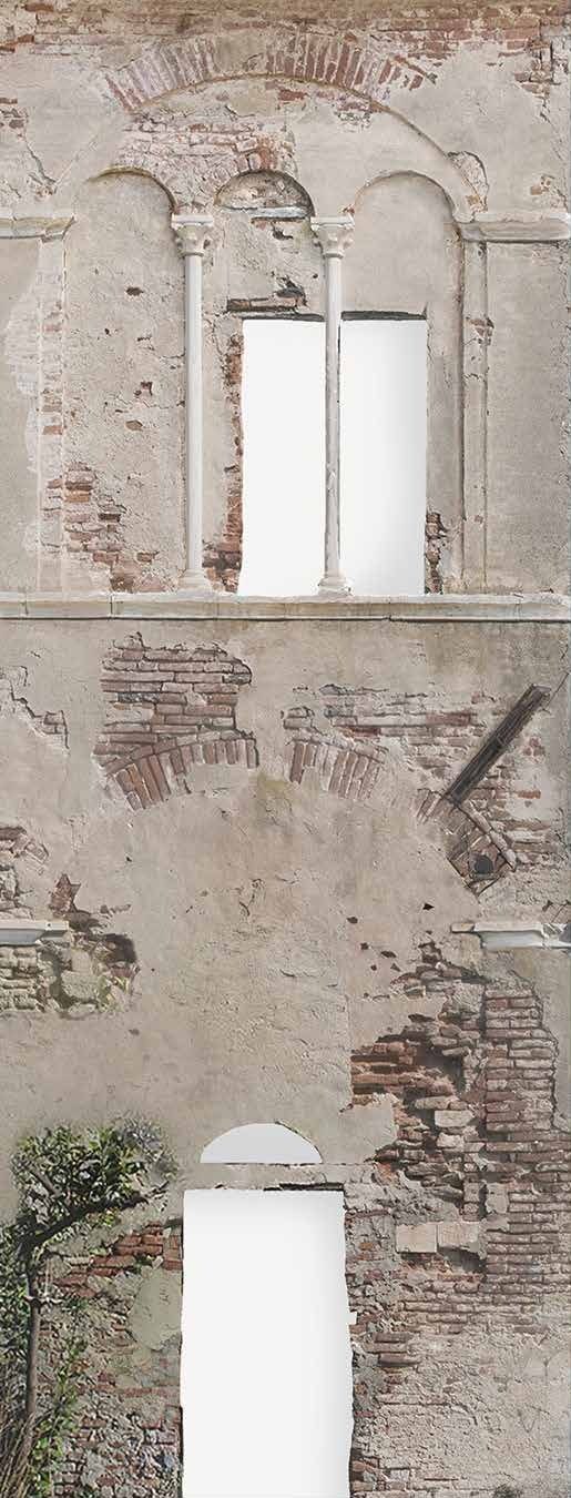 Fassade des Palazzo Guinigi vorher: verwitterter Putz mit freiliegendem Ziegelmauerwerk, dreiteiliges Rundbogenfenster mit zwei Säulchen im Obergeschoss, unten eine Türöffnung und Bewuchs