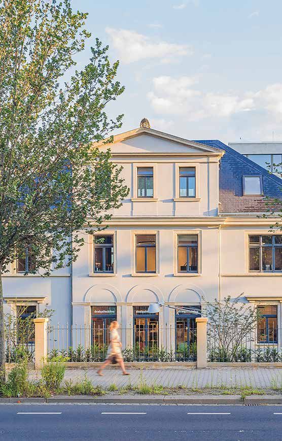 Die sanierte Behr’sche Villa von der Straße aus, davor eine Passantin