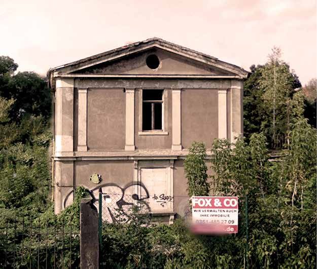 Vorher: dieselbe Giebelfassade verfallen, mit vernagelten Fenstern und Graffiti, halb zugewachsen, davor ein Verkaufsschild